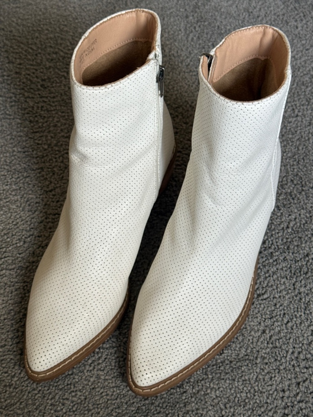 Mi.iM White Perforated 2” Stacked Heel, Side Zipper, Ankle Boots. Size 8.5
